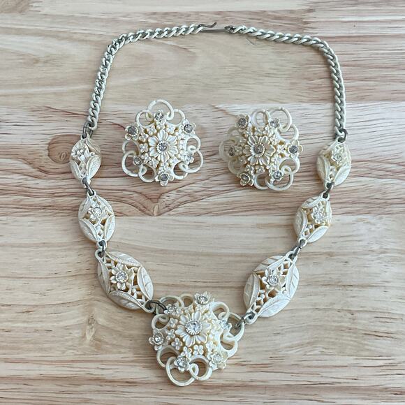 Carved Celluloid Necklace & Earring Set White Flowers Rhinestones 16" Screwbacks - Picture 10 of 16